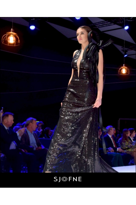 Stylizacja wieczorowa Sjofne : długa czarna sukienka z trenem i duża czarna broszka
